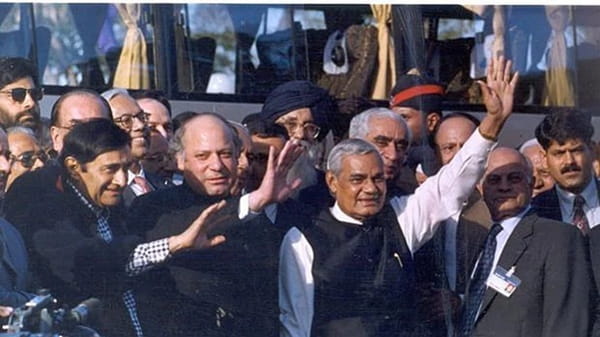 Indian Prime Minister Atal Bihari Vajpayee with his Pakistani counterpart Nawaz Sharif in Lahore in 1999. | National Herald