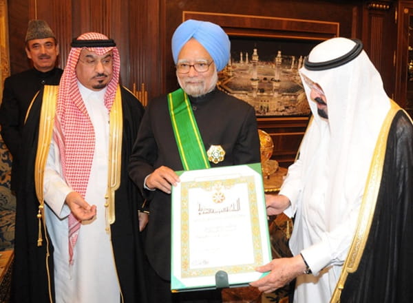 Indian Prime Minister, Dr Manmohan Singh felicitated by the King of Saudi Arabia Abdullah bin Abdul Aziz Al Saud, in Riyadh on February 28, 2010.